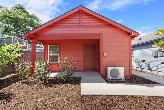 Building Photo - Beautifully Built 2/1 in North Oak Park Close to UC Davis + McGeorge Law School!