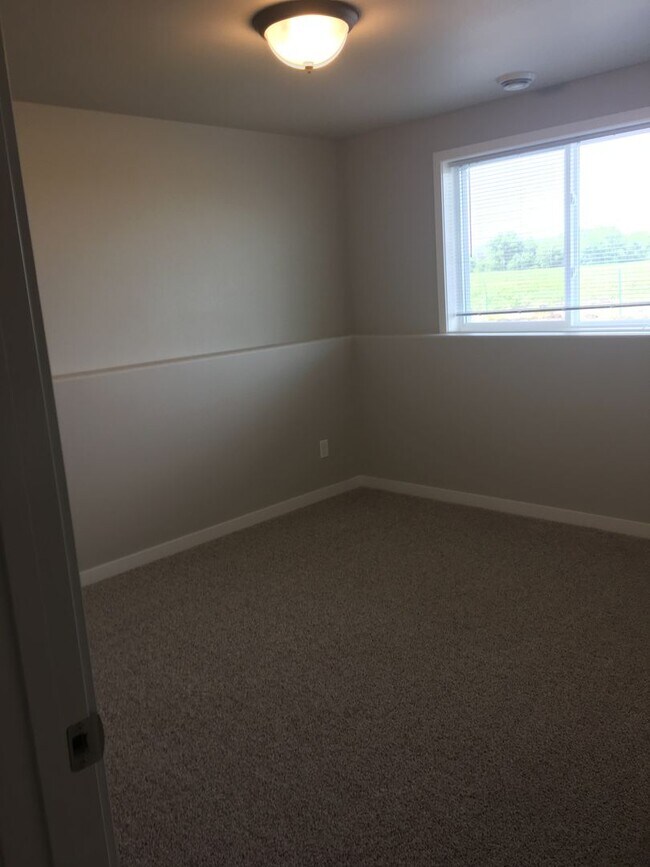 Building Photo - 4 Bed 2 Bath Single Family Home