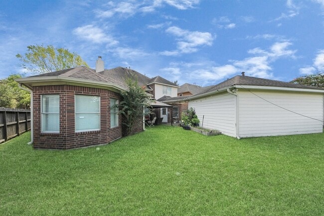 Building Photo - 922 Bayhill Dr