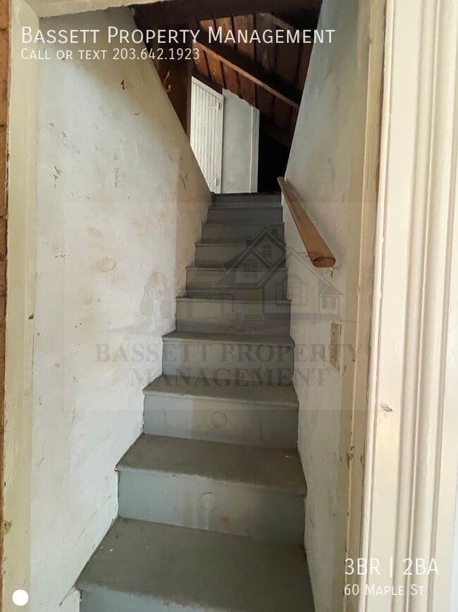 Building Photo - 60 Maple St