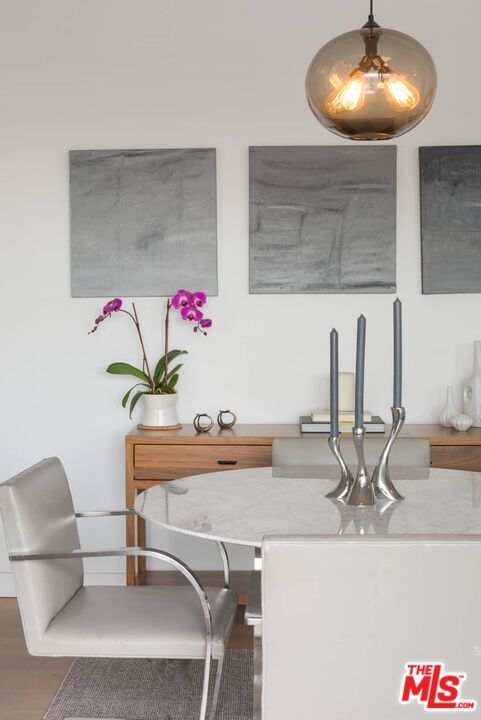 Building Photo - 838 N Doheny Dr