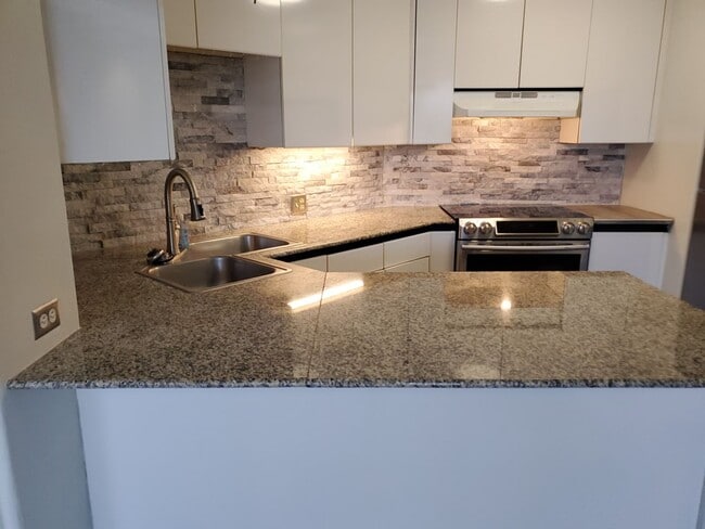 Building Photo - 1BR Condo w/ Views + Pool, Spa, & Sauna