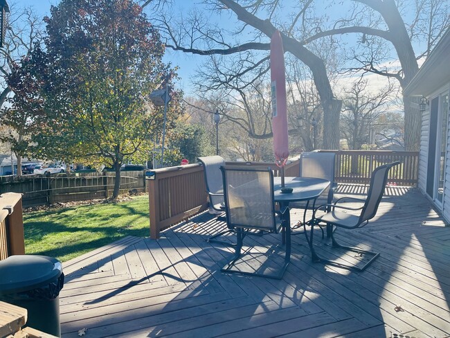 Building Photo - 37020 N Helen Dr