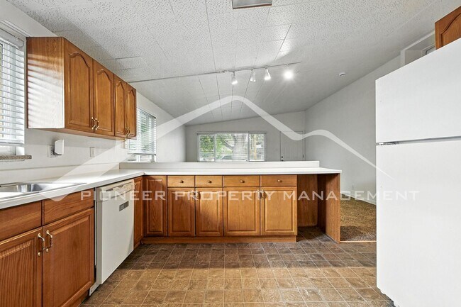Building Photo - Charming Duplex with Washer/Dryer and Fenc...