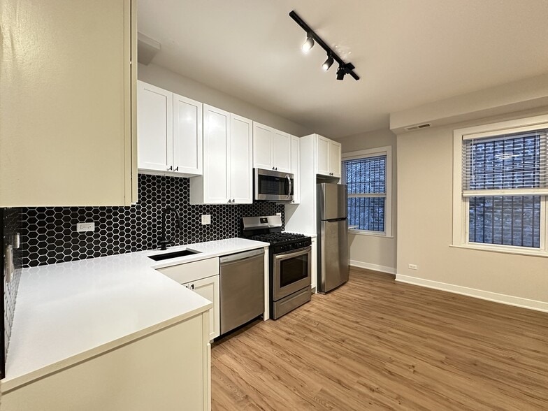 Building Photo - 643 W Wrightwood Ave