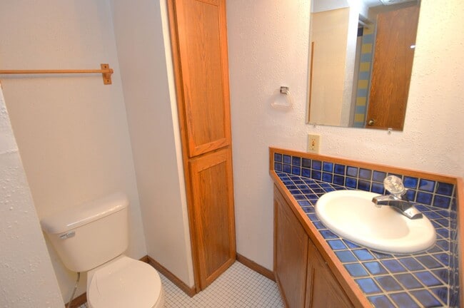 Building Photo - Huge 4 Bed 2 Bath Single Family Home!! Ton...