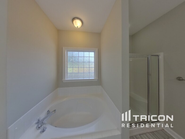 Building Photo - 435 Titans Cir