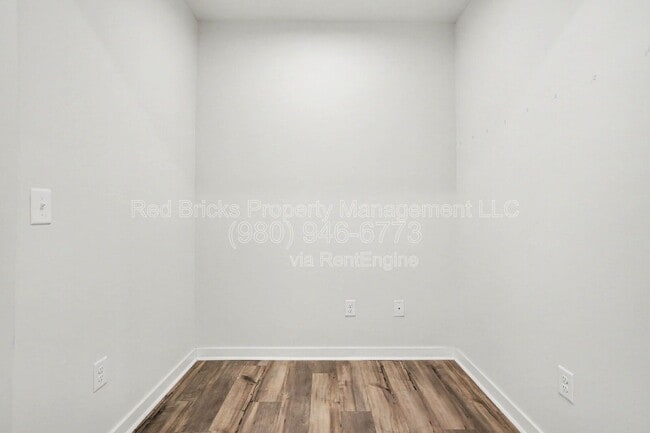Building Photo - 9512 Munsing Dr