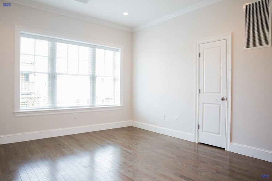 Building Photo - 12 Harvard Terrace