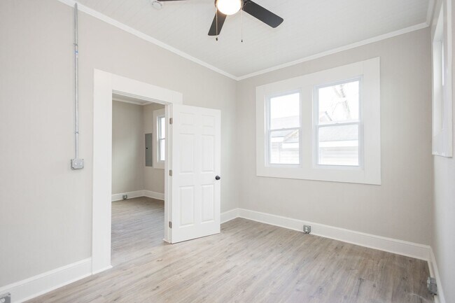 Building Photo - 725 W Poplar St