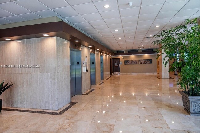 Building Photo - 400 Kings Point Dr