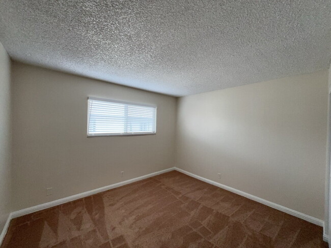 Building Photo - "Chic & Spacious 2-Bed Oasis in Prime Las ...