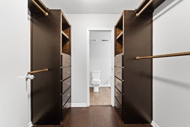 Building Photo - MAN-710S