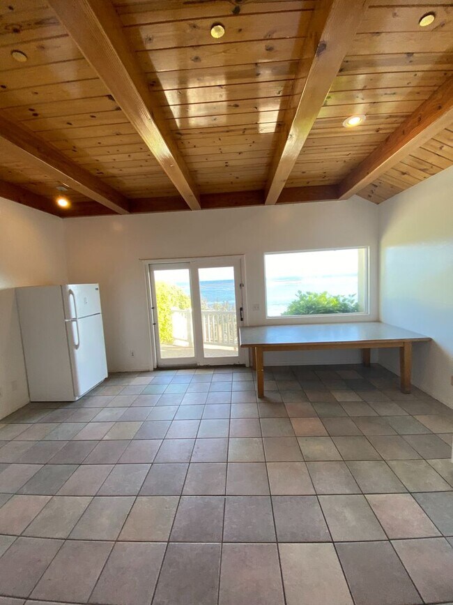 Building Photo - 6575 Del Playa Dr