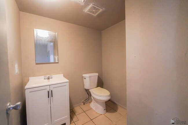 Building Photo - 1508 W 9th Pl