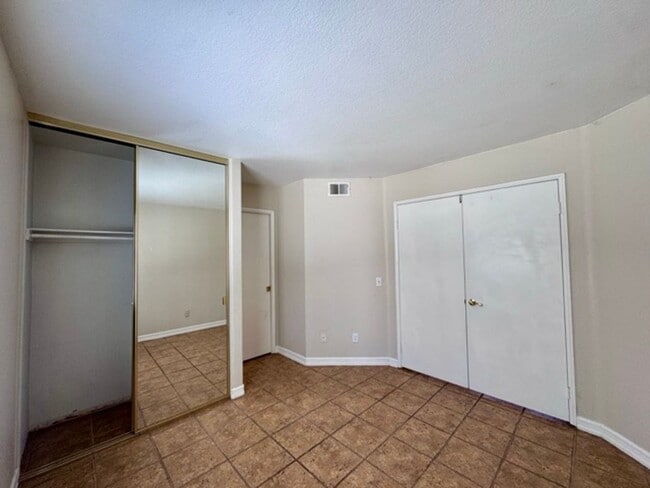 Building Photo - Spacious 4 Bedroom Home with Expansive Bac...