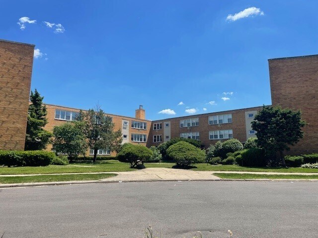 Primary Photo - 7533 N Maplewood Ave