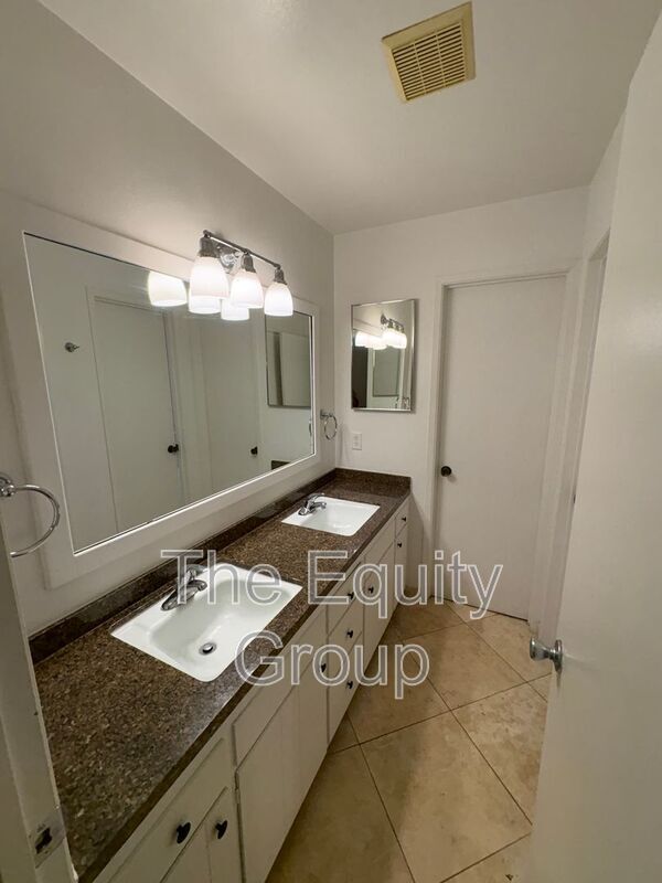 Building Photo - 445 N O'Farrell Ct