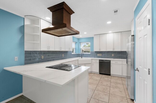 Building Photo - 3174 La Quinta Dr