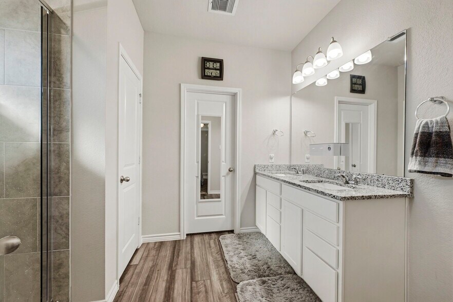 Building Photo - 1033 Verona Dr