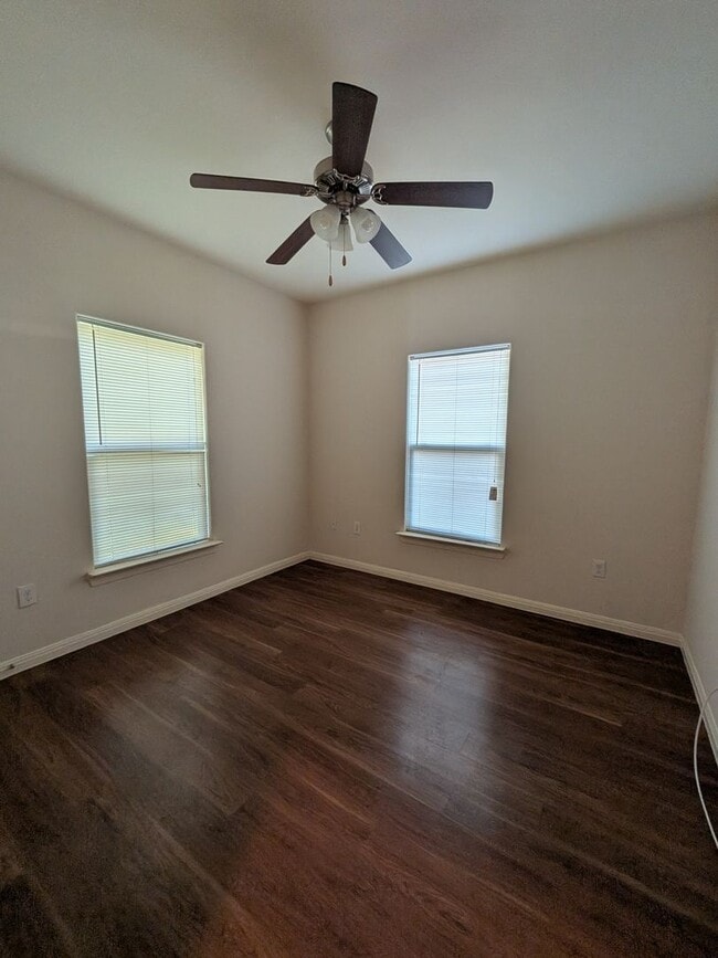 Building Photo - 405 E Simmons Ave