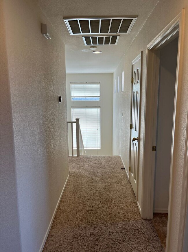 Building Photo - 4 Bedroom Home in Lantana Village Near E Ocotillo Rd. and S McQueen Rd!