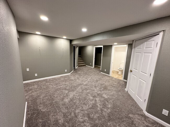 Building Photo - AVAILABLE JULY! Sleek modern townhome in the heart of Observatory Park