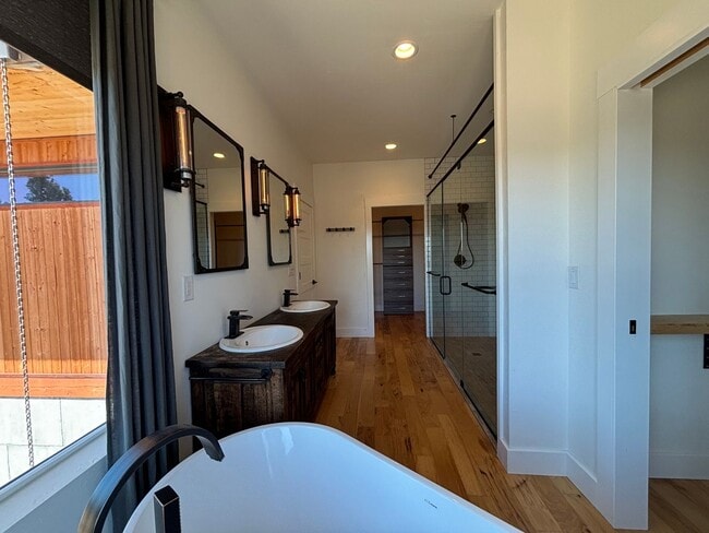 Building Photo - Stunning 4 Bed/3.5 Bath on 4.39 Acre Lot-7...