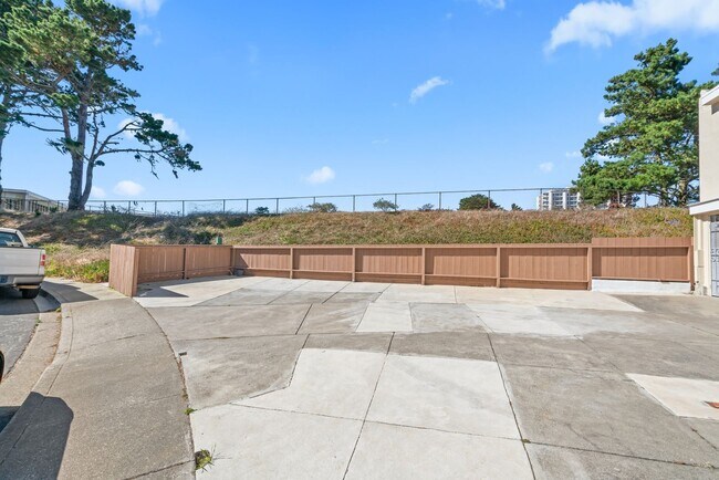 Building Photo - 101 Cerro Dr