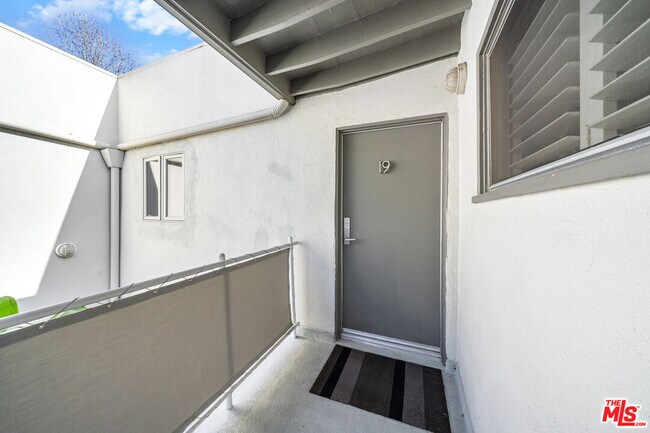 Building Photo - 1145 Larrabee St