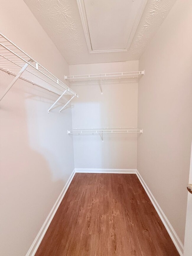 Building Photo - 2-bedroom ranch style home with garage parking!