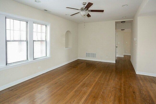 Building Photo - 1821.5 W Leland Ave