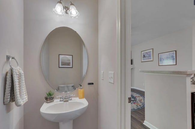 Building Photo - Cozy End-Unit Townhome – Prime Durham Location