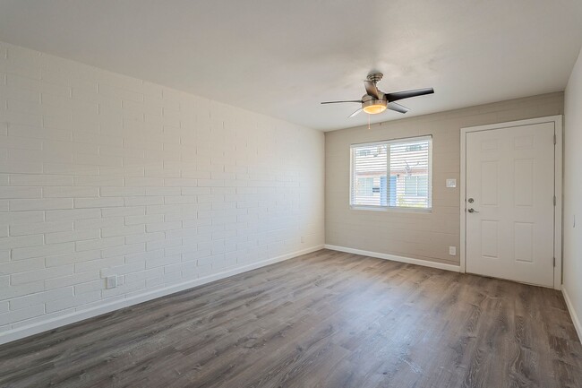 Building Photo - Renovated open floorplan