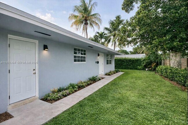 Building Photo - 1529 SW 22nd St