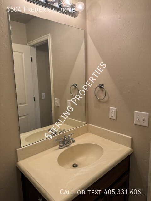 Building Photo - 3504 Frederick Dr