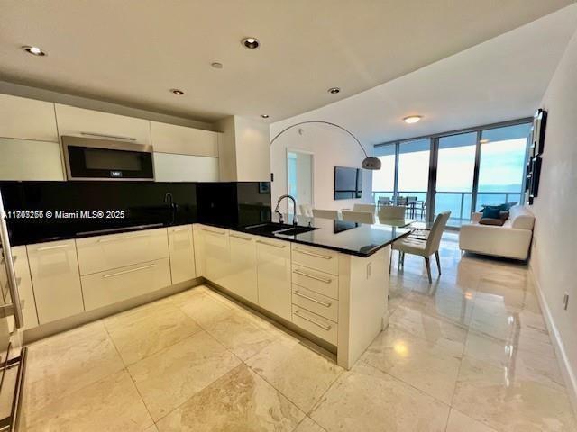Building Photo - 17121 Collins Ave