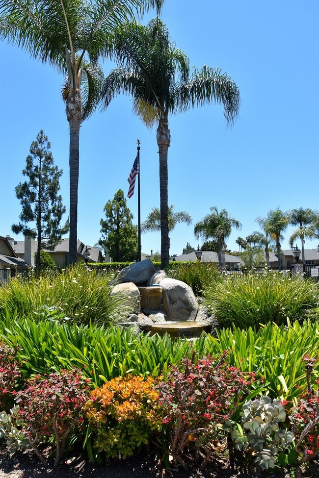 Building Photo - 3 Bedroom 2.5 Bath Hampton Court Condo Nea...