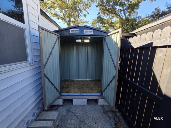 Building Photo - 1100 Beverly Ave NW