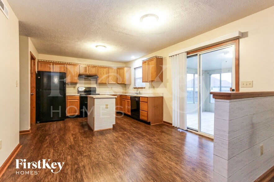 Building Photo - 1027 W Palomino Pl