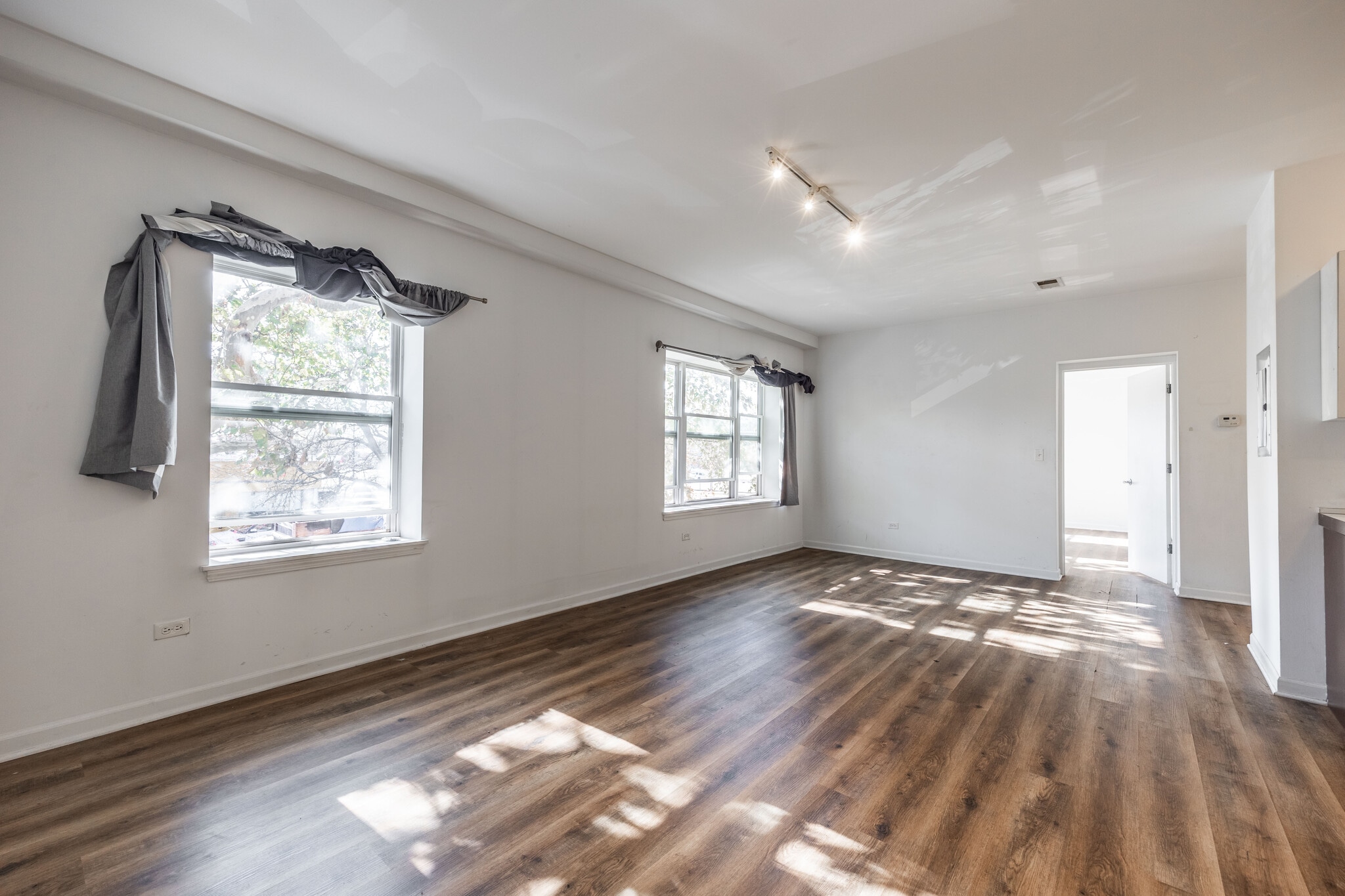 Building Photo - 1542 W Glenlake Ave