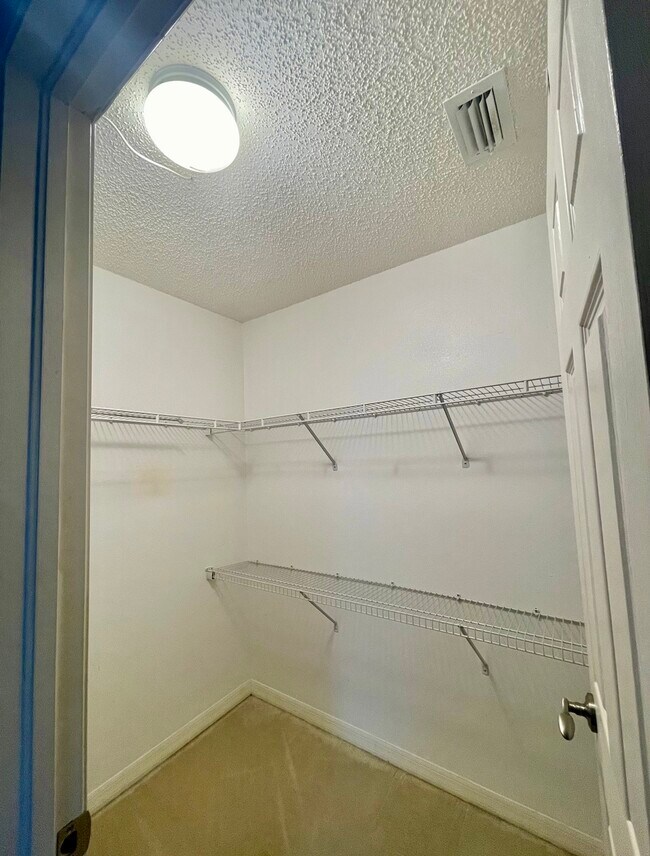 Building Photo - 643 Vallance Way NE