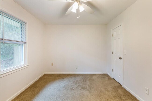 Building Photo - 834 Wilson Cir SW