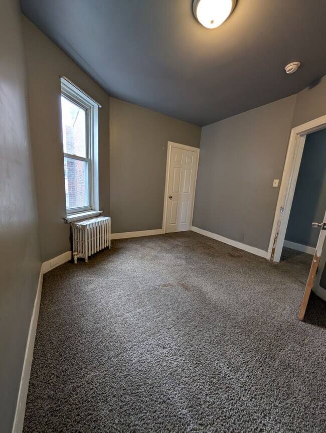 Building Photo - Well-maintained home.