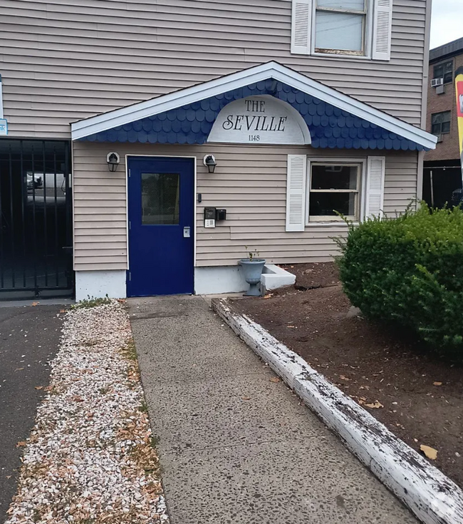Building Photo - Modern 2-Bedroom Apartment in a Prime Loca...