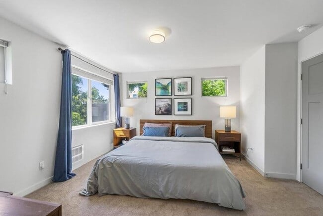 Building Photo - Modern & spacious 3bed/3bath with yard in ...