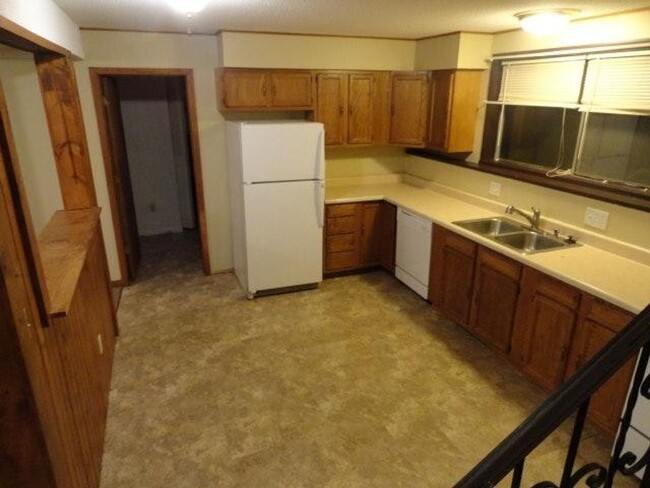 Building Photo - 4 Bedroom 2 Bath Home Available for Rent i...