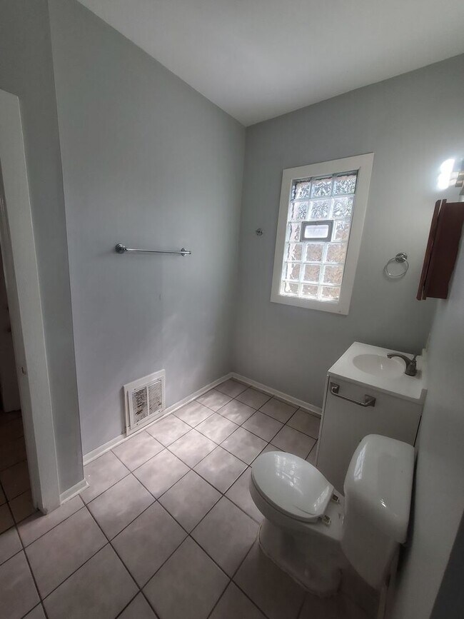 Building Photo - 2215-2217 W Mineral St. (Duplex)(ACE PROPE...