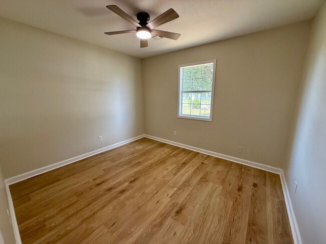 Building Photo - 3 Bedroom/2 Bathroom HOME FOR THE HOLIDAYS...