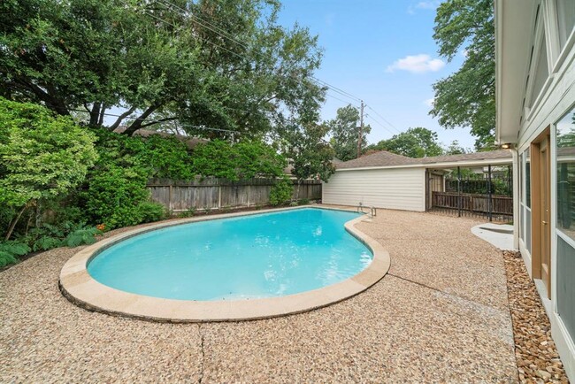 Building Photo - 527 Briar Knoll Dr